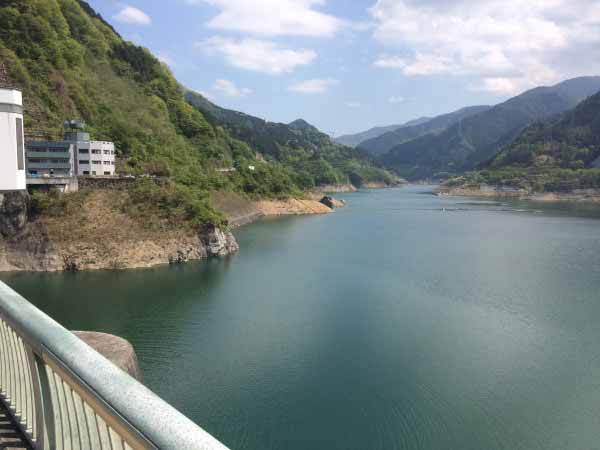 こんにちは、先日はじめて秩父の浦山ダムを