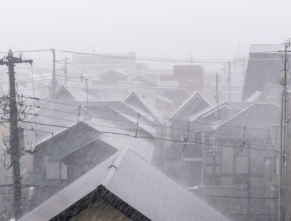 

冬は、乾燥や大雪などによる屋根の